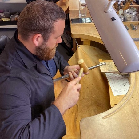 Photo du martelage d'une alliance lors de l'atelier fabriquer son alliance intemporelle lors d'un atelier bijouterie à Roubaix.