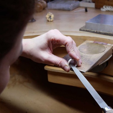 Photo du limage de l'intérieur d'une alliance  lors de l'atelier fabriquer son alliance intemporelle lors d'un atelier bijouteri