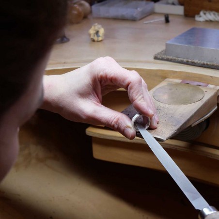 Photo du limage de l'intérieur d'une alliance  lors de l'atelier fabriquer son alliance intemporelle lors d'un atelier bijouteri