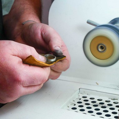 Photo du polissage d'une alliance lors de l'atelier fabriquer son alliance intemporelle lors d'un atelier bijouterie à Roubaix.