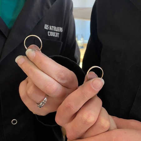 Photo d'un couple avec leurs alliances terminées lors de l'atelier fabriquer son alliance intemporelle lors d'un atelier bijoute