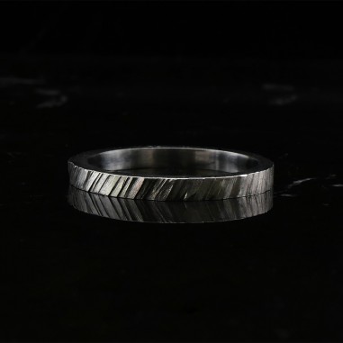 Photo sur fond marbre noir de l’alliance platine originale modèle Tungstène.
