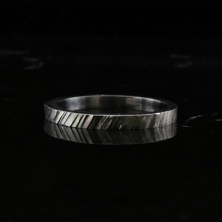 Photo sur fond marbre noir de l’alliance platine originale modèle Tungstène.