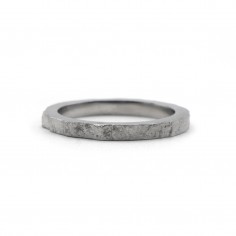 Photo sur fond blanc de l’alliance platine originale modèle Hypérion vue de devant.