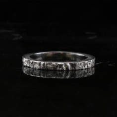 Photo sur fond blanc de l’alliance platine originale modèle Hypérion vue de devant. 2
