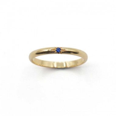 Photo sur fond blanc de l’alliance saphir bleu royal modèle Maïa vue de dessus.