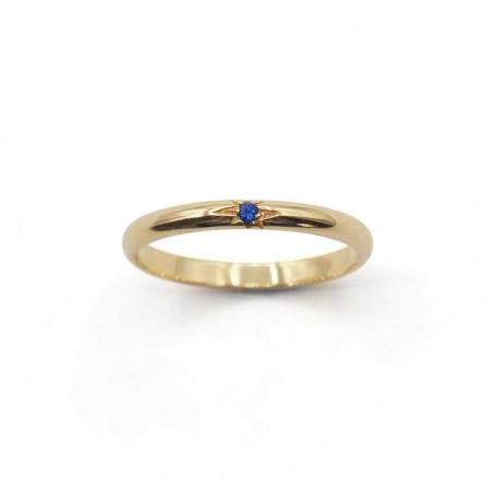 Photo sur fond blanc de l’alliance saphir bleu royal modèle Maïa vue de dessus.