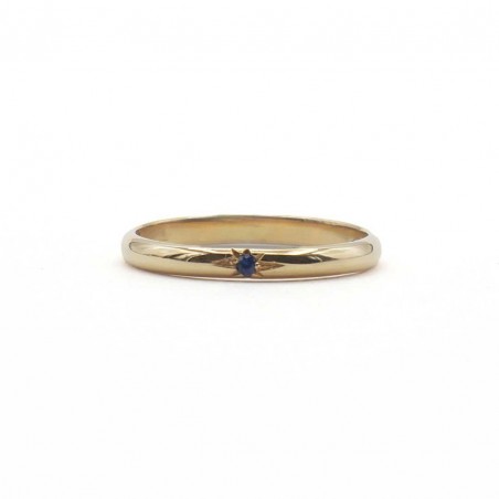 Photo sur fond blanc de l’alliance saphir bleu royal modèle Maïa vue de devant.