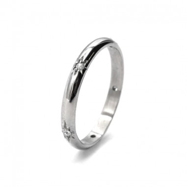 Photo d'une alliance étoile en or blanc 18k sur fond blanc vue de 3/4.