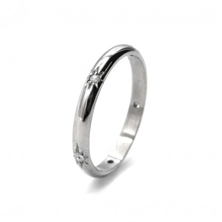 Photo d'une alliance étoile en or blanc 18k sur fond blanc vue de 3/4.