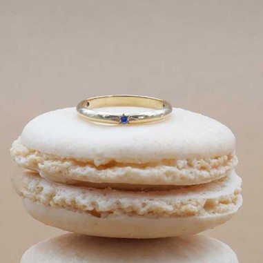 Photo sur un macaron de l’alliance saphir bleu royal modèle Maïa.