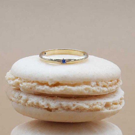 Photo sur un macaron de l’alliance saphir bleu royal modèle Maïa.