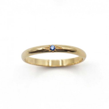 Photo sur fond blanc de l’alliance saphir bleu océan modèle Maïa vue de dessus.