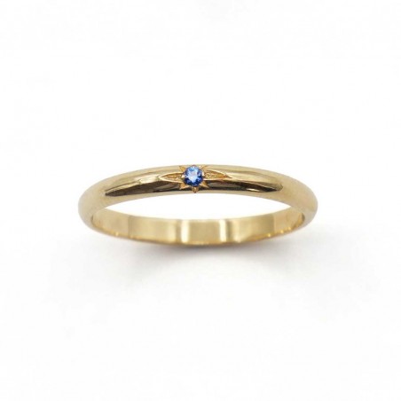 Photo sur fond blanc de l’alliance saphir bleu océan modèle Maïa vue de dessus.