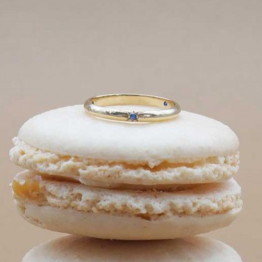 Photo sur un macaron de l’alliance saphir bleu ciel modèle Maïa.