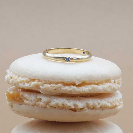 Photo sur un macaron de l’alliance saphir bleu ciel modèle Maïa.
