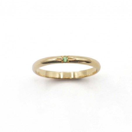 Photo sur fond blanc de l’alliance saphir vert clair modèle Maïa vue de dessus.