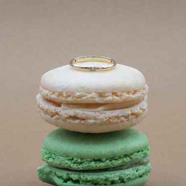 Photo sur deux macarons de l’alliance saphir vert clair modèle Maïa.