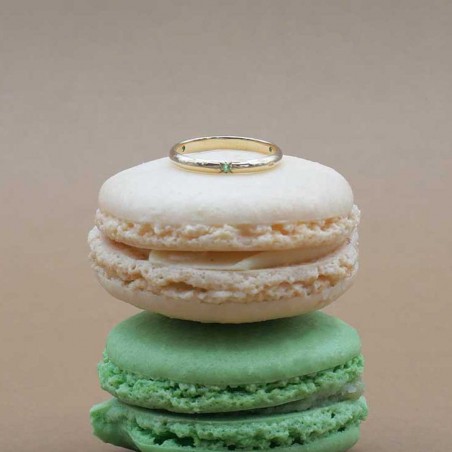 Photo sur deux macarons de l’alliance saphir vert clair modèle Maïa.