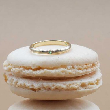 Photo sur un macaron de l’alliance saphir vert clair modèle Maïa.