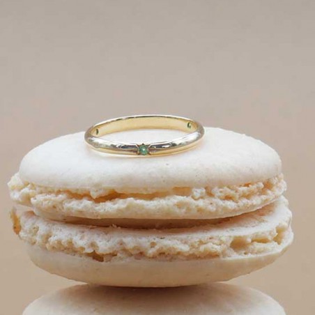 Photo sur un macaron de l’alliance saphir vert clair modèle Maïa.