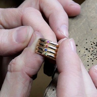 Photo à l’atelier des alliances saphirs modèle Maïa.