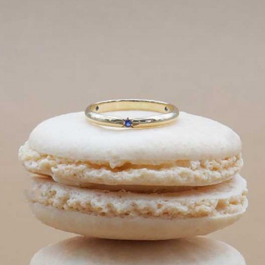 Photo sur un macaron de l’alliance en saphir bleu modèle Électre.