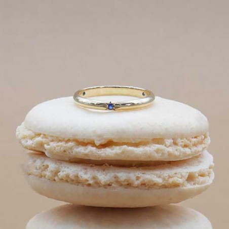 Photo sur un macaron de l’alliance en saphir bleu modèle Électre.