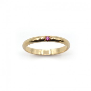 Photo sur fond blanc de l’alliance saphir rose fuchsia modèle Maïa vue de dessus.