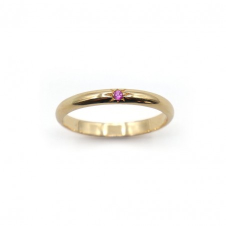 Photo sur fond blanc de l’alliance saphir rose fuchsia modèle Maïa vue de dessus.