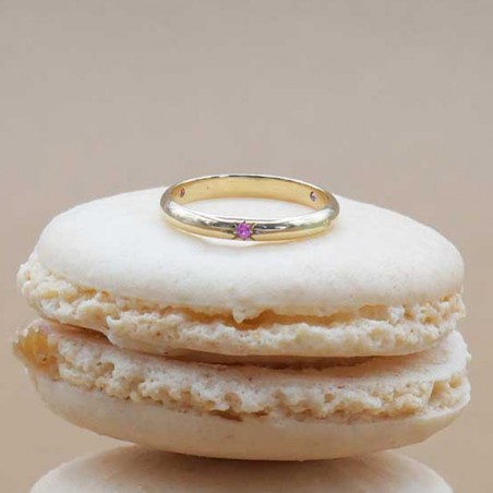 Photo sur un macaron de l’alliance saphir rose fuchsia modèle Maïa.