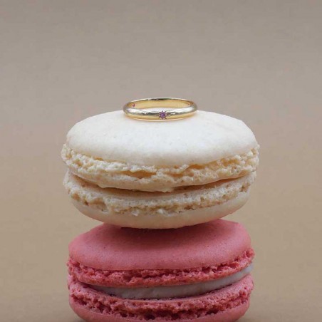 Photo sur deux macarons de l’alliance saphir rose modèle Maïa.
