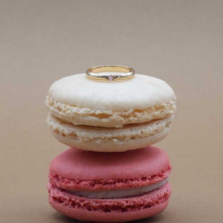 Photo sur deux macarons de l’alliance saphir rose clair modèle Maïa.