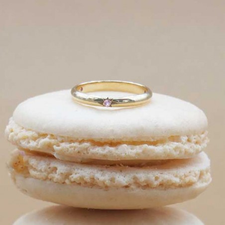 Photo sur un macaron de l’alliance saphir rose clair modèle Maïa.