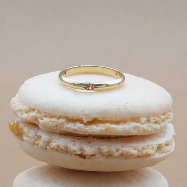 Photo sur un macaron de l’alliance saphir orange clair modèle Maïa.