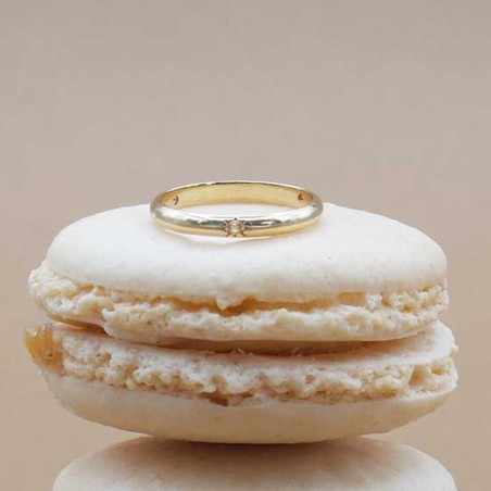 Photo sur un macaron de l’alliance saphir jaune modèle Maïa.
