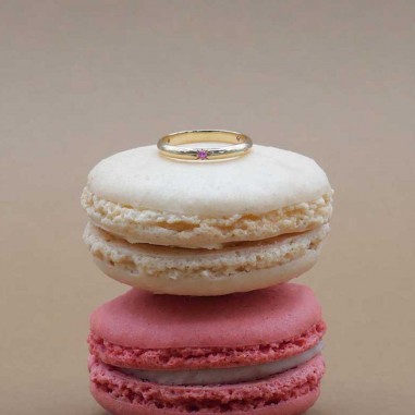 Photo sur deux macarons de l’alliance en saphir rose modèle Électre.