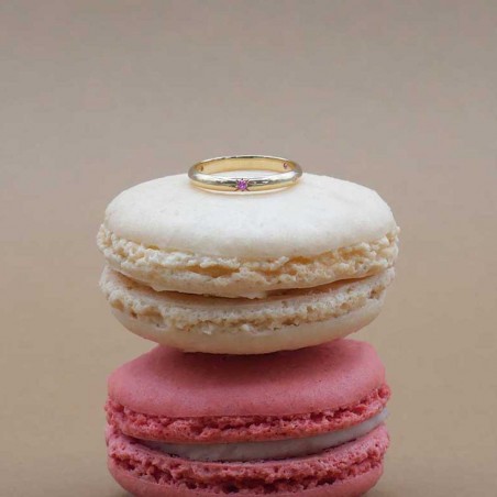 Photo sur deux macarons de l’alliance en saphir rose modèle Électre.