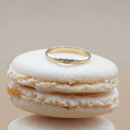 Photo sur un macaron de l’alliance en saphir orange modèle Électre.