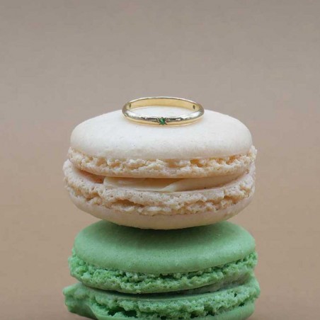 Photo sur deux macarons de l’alliance en saphir vert modèle Électre.