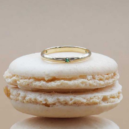 Photo sur un macaron de l’alliance en saphir vert modèle Électre.