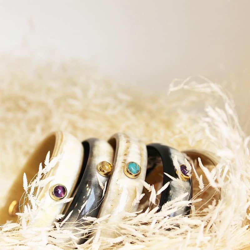 Bracelet dark horn 15mm set in gold...