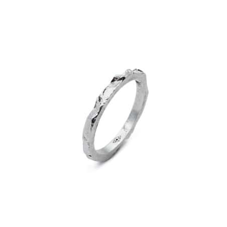 Photo sur fond blanc de l’alliance fine originale en argent poli modèle A 76 vue de trois quart.