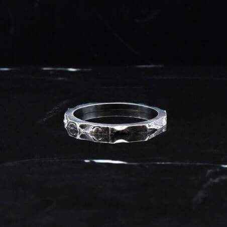 Photo sur fond marbre noire de l’alliance fine originale en argent vieilli modèle A 76 vue de devant.