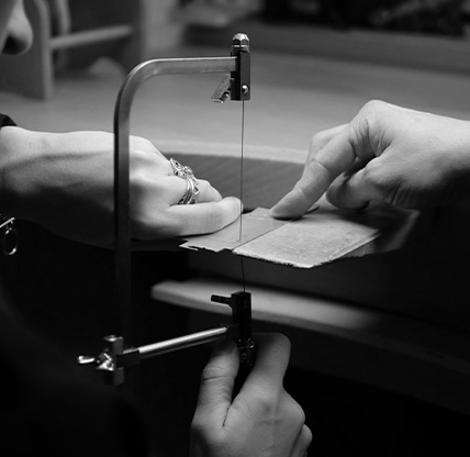 Vue du travail de d&eacute;coupe d'un peigne en corne artisan bijoutier lille.