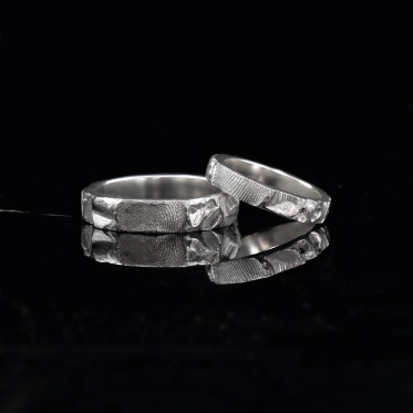 Photo de trois chevalieres h&eacute;raldiques, cr&eacute;ation de bijoux sur mesure lille.