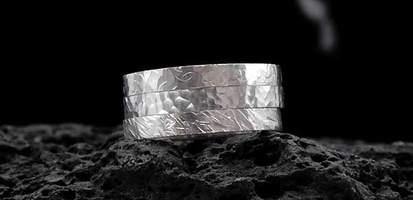 Alliance ruban : un bijou contemporain entre élégance, matière et symbolique céleste